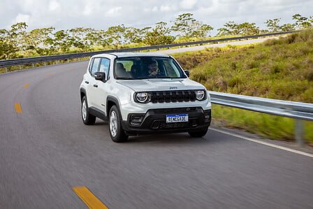Jeep Renegade 1.3 Turbo branco em foto oficial de divulgação da versão.