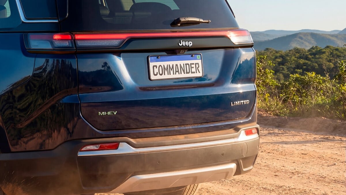 Detalhe traseiro do Jeep Commander Limited com identificação MHEV.