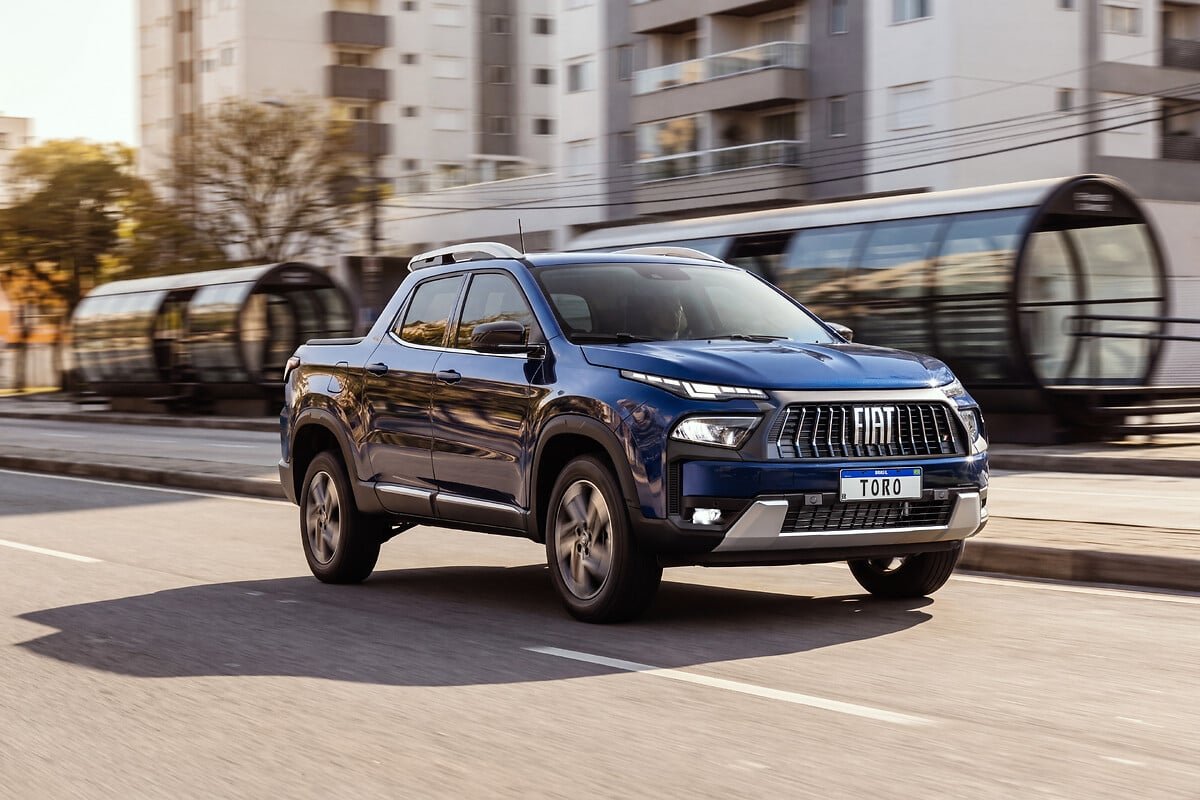 Fiat Toro azul em fotografia oficial da linha 2027.