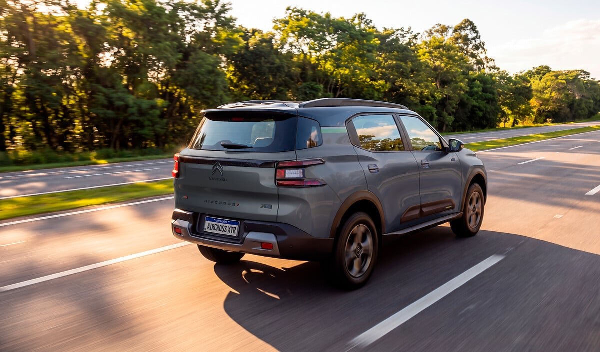 Citroën Aircross XTR cinza em movimento, visto de traseira e de lado.