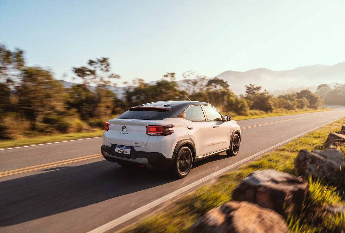 Citroën Basalt Dark Edition em fotografia oficial da linha 2027, visto de traseira.