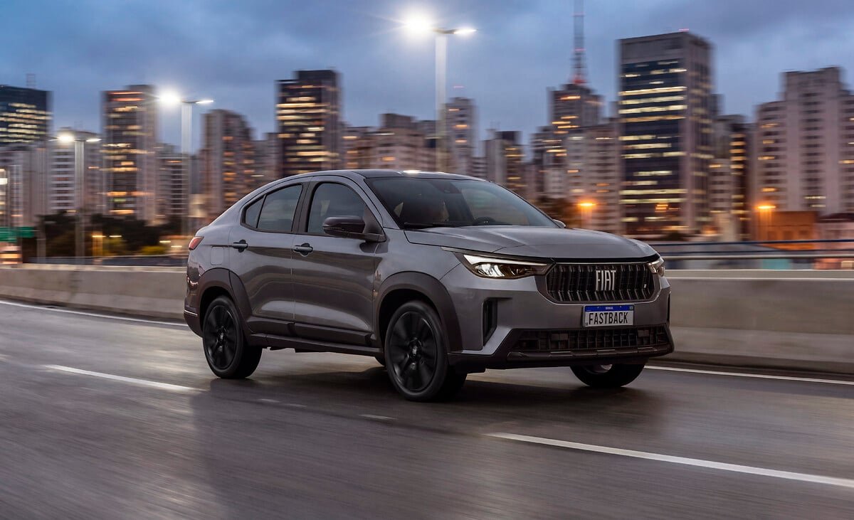 Fiat Fastback BlackMotion, com rodas e detalhes escurecidos.