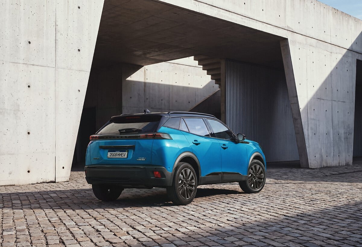 Peugeot 2008 GT MHEV azul em imagem oficial; ilustração, sem medição de consumo.