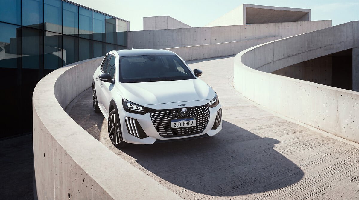 Peugeot 208 GT MHEV branco em fotografia oficial de divulgação.